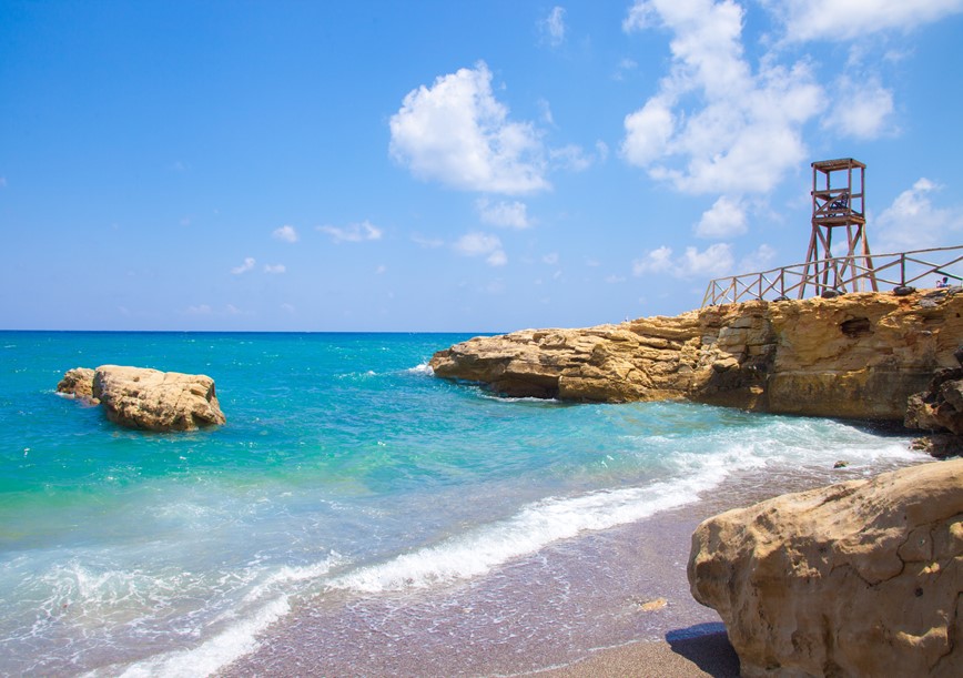 Moře a pláž v Hersonissos, Kréta, Řecko, KM TRAVEL