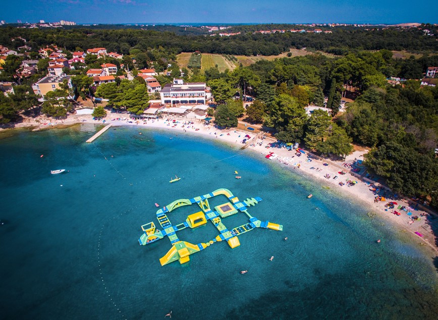 KM TRAVEL Chorvatsko Banjole Centinera_ pláž