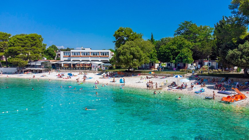KM TRAVEL Chorvatsko Banjole Centinera Resort plaža