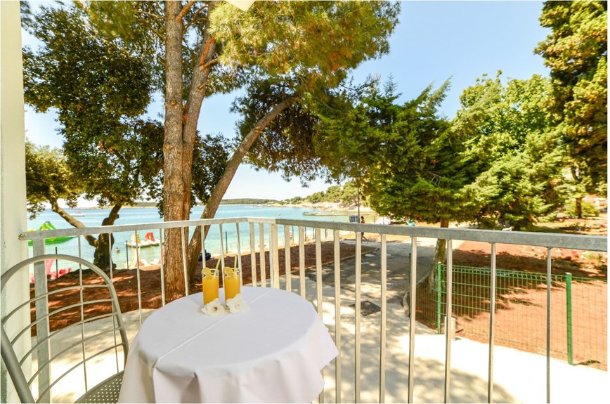 KM TRAVEL Chorvatsko Banjole Centinera Resort pohled z rodinného pokoje
