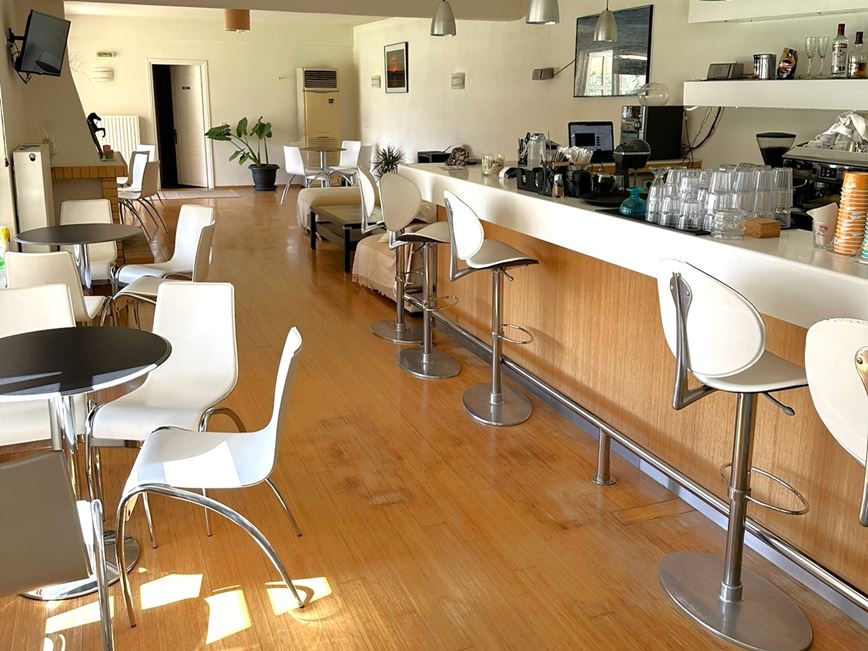 Bar s kavárnou ve studích Anna, letovisko Pefki, ostrov Evia, Řecko, KM TRAVEL 