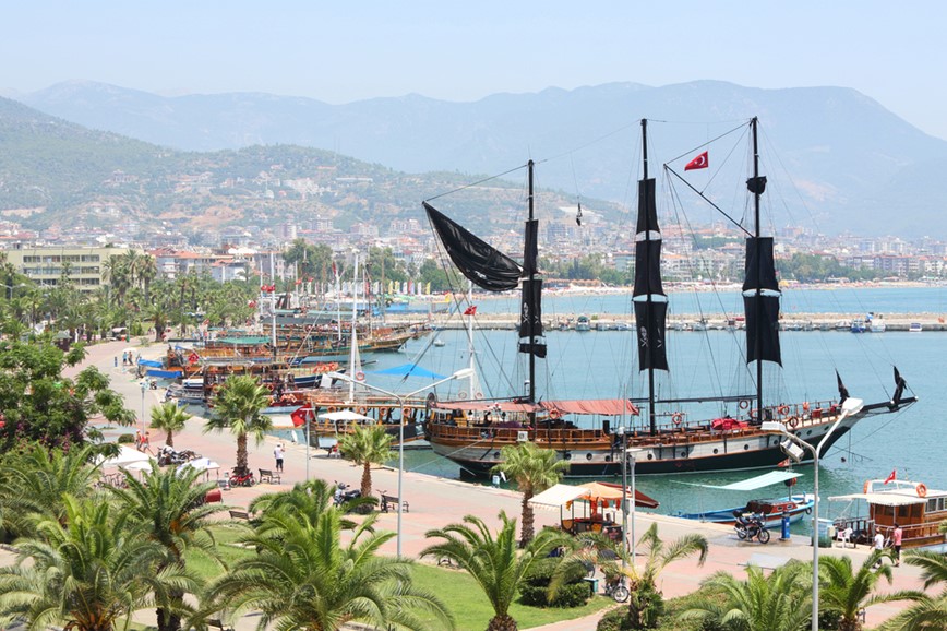 Přístav v Alanyi s výletní pirátskou lodí, Turecko, KM TRAVEL