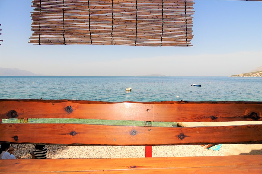 KM TRAVEL Chorvatsko Gradac pohled na pláž z oblíbené restaurace našich klientů.