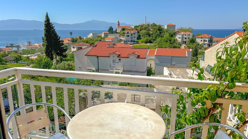 KM TRAVEL Chorvatsko Gradac vila Vinka společná kuchyně pro pokoje výhled z balkonu