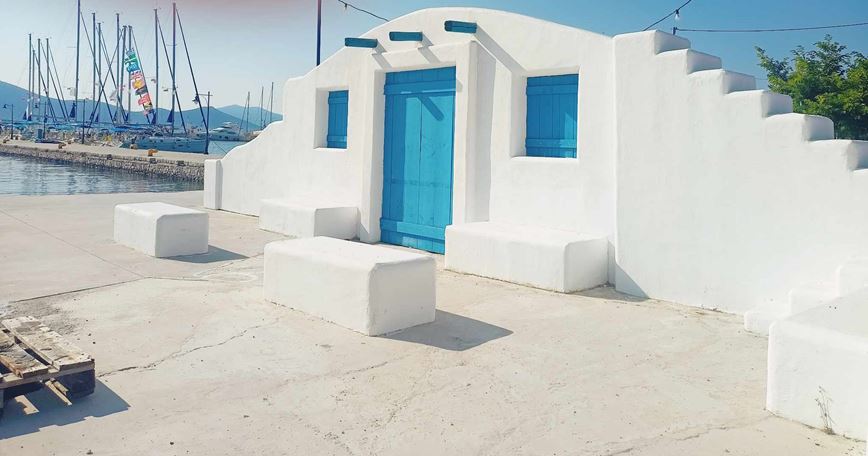 Typická řecká stavba, ostrov Evia, Řecko, KM TRAVEL