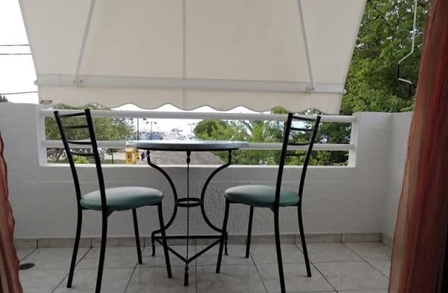 Villa Fei, balkon studia pro 2-3 osoby, ostrov Evia, letovisko Pefki, Řecko, KM TRAVEL