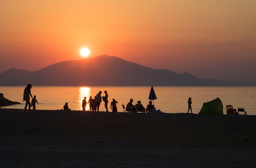 Západ slunce v letovisku Pefki, ostrov Evia, Řecko, KM TRAVEL