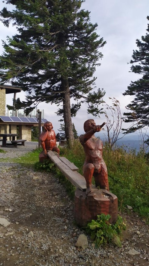 KM Travel, Lysá hora,  dřevěné sochy