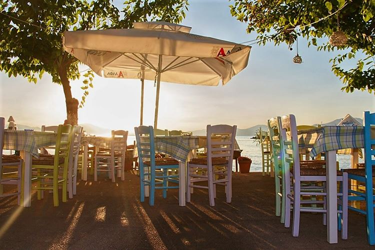 Restaurace u moře v letovisku Pefki, ostrov Evia, Řecko, KM TRAVEL